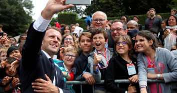 Macron Kameraları Unutup Öğrenciyi Azarladı