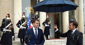 Macron'un İgor Matoviç’e Şemsiye Açtığı Anlar