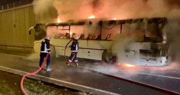 Malatya’da korkutan yangın! Seyir halindeki otobüs alev aldı