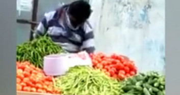 Hindistan'da Manav Sebzeleri Göbeğiyle Silerken Görüntülendi