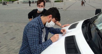 Taksim'de Arkadaşı Maske Cezası Yiyen Genç Kendiside Maske Çıkardı