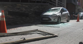 Mersin'de Aracın Üzerine 7. Kattan Pencere Düştü