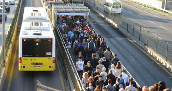 Metrobüs Arıza Yaptı! Edirnekapı’da Kuyruk Oluştu