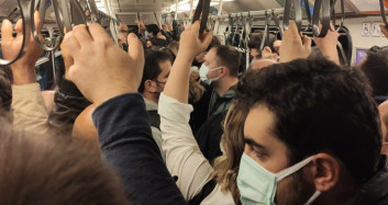 Metro Hattında Çıkan Arıza Sosyal Mesafeyi Unutturdu
