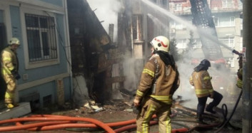 Beyoğlu'nda 3 Katlı Metruk Bina Çöktü