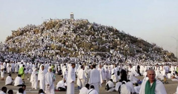 Milyonlarca Hacı adayı Arafat’ta bir araya geldi
