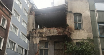Beyoğlun'da 2 Katlı Metruk Bina Çöktü