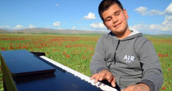 Muş'ta Görme Engelli Bager Piyano Konseriyle Dinleyenleri Büyüledi