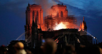 Fransa Tarihinin Sembolü Notre Dame Katedrali Yandı