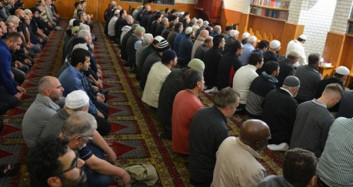 Avustralya'daki Müslümanlar Camilere Akın Etti