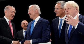 NATO'da güldüren diyaloglar! Başkan Erdoğan'dan Biden ile Johnson'a Türkçe dersleri!