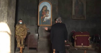 Ermenistan Başbakanı Paşinyan Kiliseden Kovuldu!