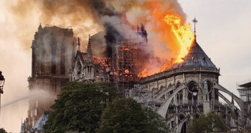 Fransa'nın Ünlü Notre Dame Katedrali Yandı