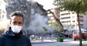 İzmir'de Hasarlı Bina NTV Muhabiri Anons Geçtiği Sırada Yıkıldı