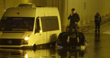 Antalya'da Alt Geçit Göle Döndü! Araçlarında Mahsur Kaldılar