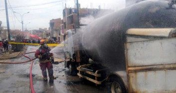 Peru'da Çukura Düşen Yakıt Tankeri Patladı
