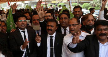 Pakistan’da Avukatlardan Fransa Karşıtı Protesto