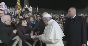 Papa'dan Elini Elini Bırakmayan Kadına Sert Tepki
