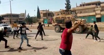 Terör Yandaşları Suriye’de ABD Ordusunun Araçlarını Taşladı