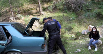 Polisi Görünce Sevgilisini Arabada Bırakıp Dağa Kaçtı