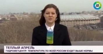 Rus Muhabir, Canlı Yayında Mikrofonu Köpeğe Kaptırdı!