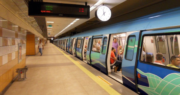 Rusya'da korkunç olay! Ayağı metroya sıkışan kadın son anda ölümden döndü