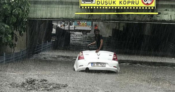 Sağanak Yağış İstanbul'u Felç Etti! Araçlar Sular Altında Kaldı