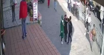 İstanbul'da Başörtülü Kadına Saldırı