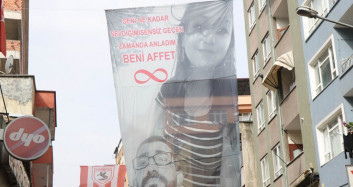 Samsun'da Eşiyle Tartışan Esnaftan 'Pankartlı' Özür