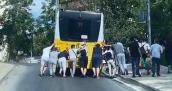 Sarıyer’de Arızalanan İETT Otobüsü Yolcular Tarafından İtildi