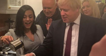 Şarkıcı Eylem İngiltere Başbakanı Boris Johnson'a Türk Kahvesi Yaptı