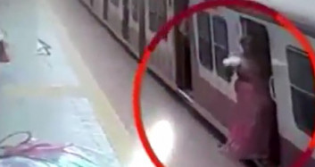 Elbisesi Tren Kapısına Takılan Kadın Ölümden Döndü