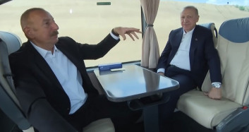 Şuşa'da Cumhurbaşkanı Erdoğan Aliyev Gardaşı ile Otobüste Uzun Uzun Sohbet Etti