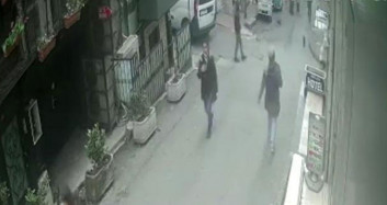 Taksim’de Genç Kadının Kapkaça Uğradığı Anlar Kamerada