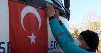 Temizlik İşçisi Türk Bayrağına Sahip Çıktı