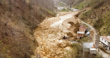 Trabzon'da korkutan heyelan olayı: Evler ve okul toprak altında kaldı!
