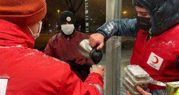 Türk Kızılay’ından Soğuk Havada Mahsur Kalanlara Yardım: ‘Biz Aldık Yemeyenlere Verin’