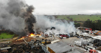 Tuzla’daki Fabrika Çıkan Yangın Görüntülendi