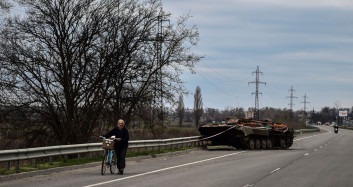 Ukrayna'da havaya uçurulmuş olan köprülerde sivillerin zorlu geçişi