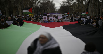 Uluslararası tepkiler büyüdü: İspanya'da binlerce kişi, Gazze'ye destek için dev bir Filistin bayrağı oluşturdu!
