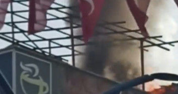 Van'da korkutan yangın: Çatı katı alev alev yandı