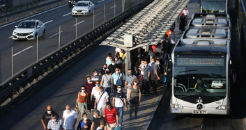 Vatandaşa gına geldi: İstanbul’un metrobüs arızaları bitmek bilmiyor!