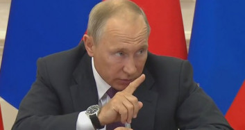 Vladimir Putin Kameralar Önünde Bakanı'na Fırça Attı!