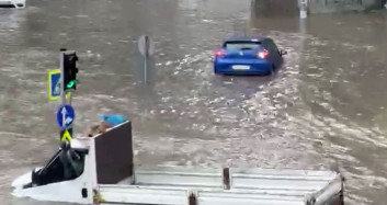 Yağmur İstanbul’u esir aldı: Eminönü’nde sokaklar göle döndü