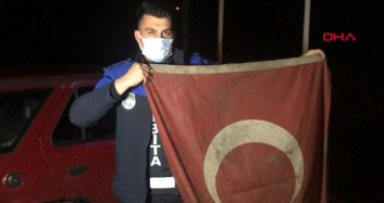 Yalova'da Zabıta Memuru Türk Bayrağının Yerde Kalmasına İzin Vermedi