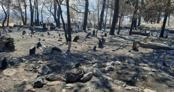 Yanan Mezarlıkta Şehit Kabrine ve Türk Bayrağı'na Bir Şey Olmaması Dikkat Çekti