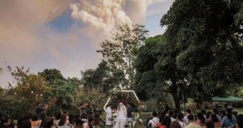 Filipinler'de Bir Çift Patlayan Yanardağın Altında Evlendi