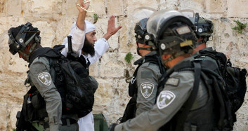 Yol Kesen İsrail Polisine Karşı Duran Cesur Filistinliler
