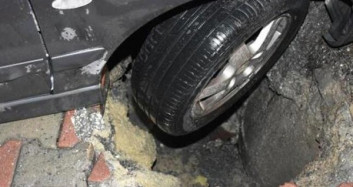 İstanbul Bahçelievler'de Yol Çöktü! Otomobil Çukura Düştü