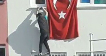 Yozgat’ta Gençler Bayrak Aşkı İçin Kendilerini Tehlikeye Attı
